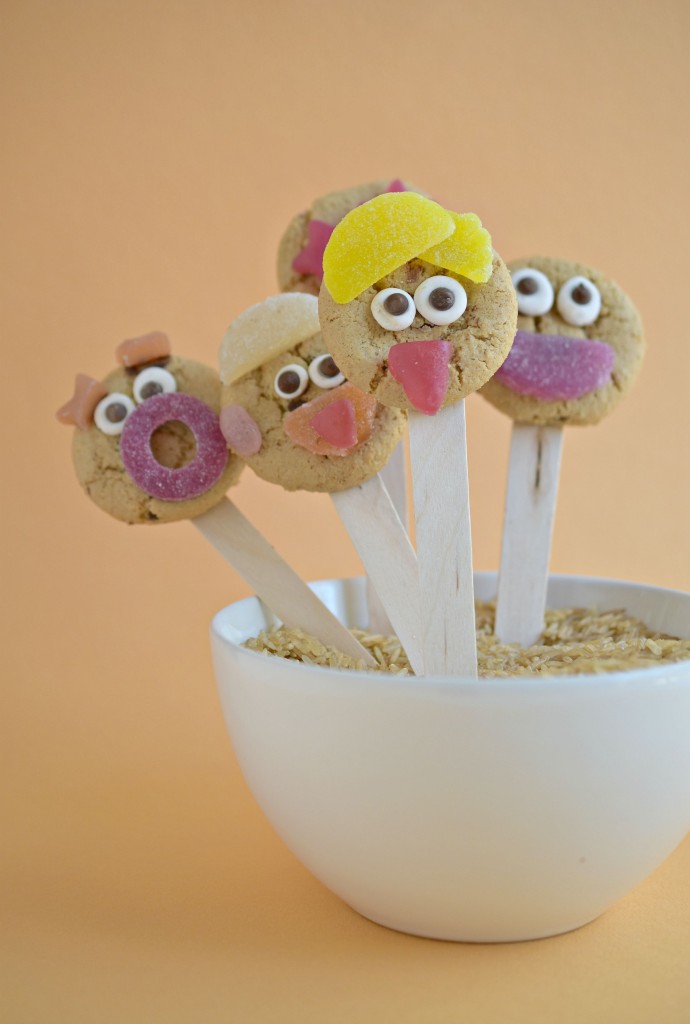Fun-Faced Cookie Lollipops--a fun, no bake option to add to your child's school lunchbox!