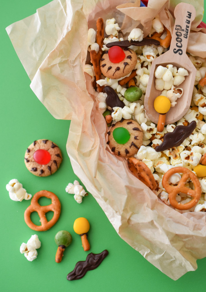 Chocolate mustaches, cookie sombreros, and candy maracas? This really IS The Ultimate Cinco de Mayo Party Mix for your next fiesta!
