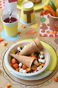 Learn how to spice up the holiday table for your children with these FIVE fun Kids Thanksgiving Table Ideas!