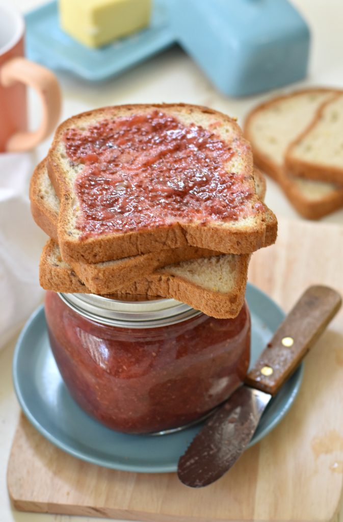 Using only FOUR ingredients, this healthier, refined sugar free and ridiculously easy homemade jam is just that: RIDICULOUSLY EASY!