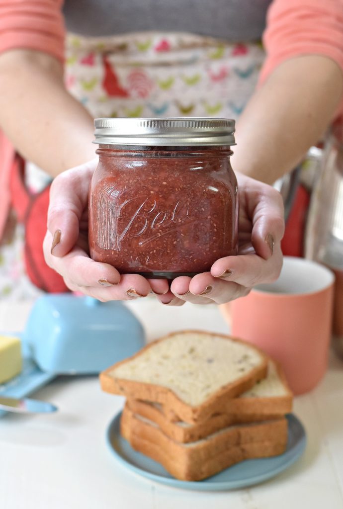 Using only FOUR ingredients, this healthier, refined sugar free and ridiculously easy homemade jam is just that: RIDICULOUSLY EASY!