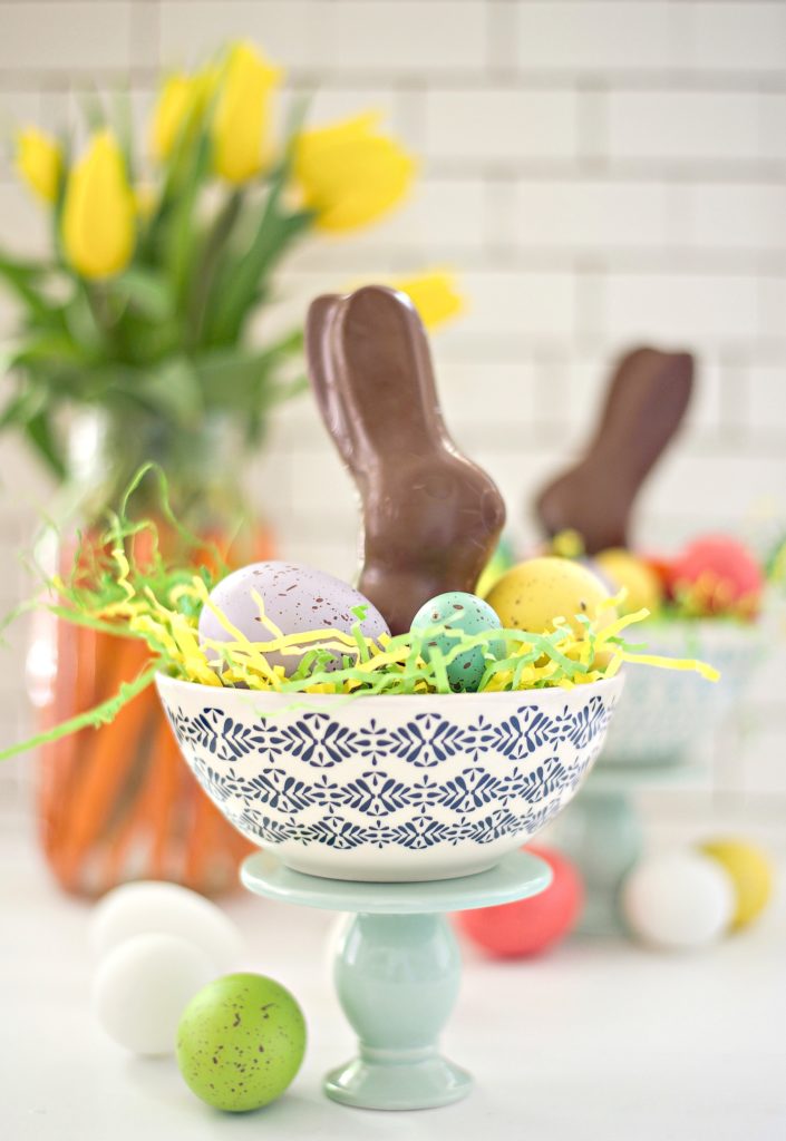 No need to break your wallet for beautiful decor, impress your guests with these inexpensive and simple Easter table ideas! 