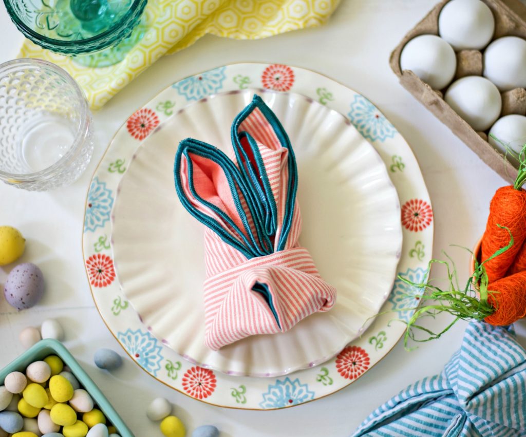 No need to break your wallet for beautiful decor, impress your guests with these inexpensive and simple Easter table ideas! 
