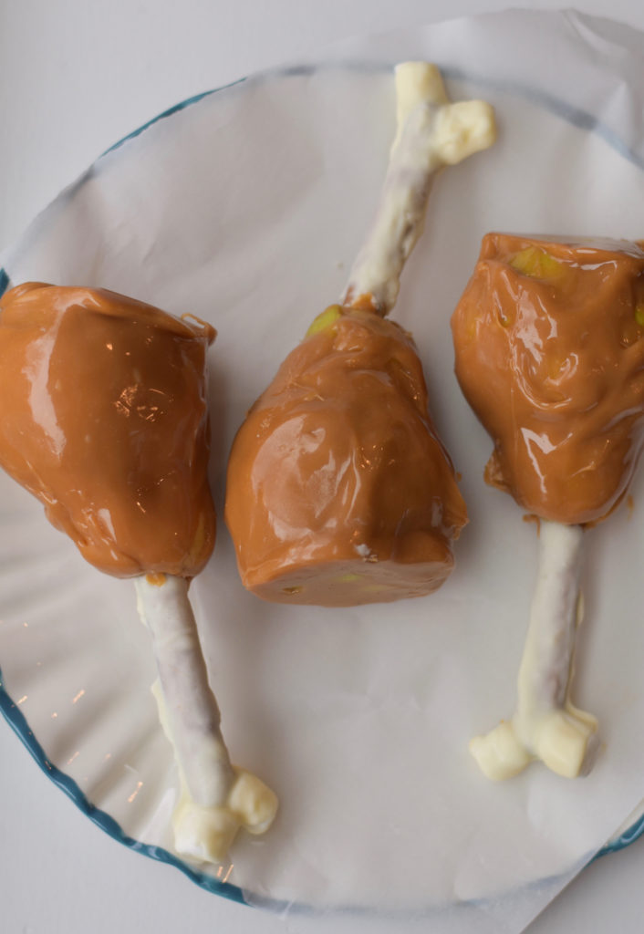 Put a new twist on an old classic this Thanksgiving by turning fresh fruit and pretzel rods into Caramel Pear Turkey Legs.