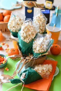 A table adorned with 5 Popcorn on the Cob Snack Bags