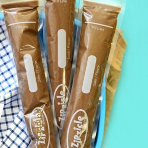 Only 5 ingredients makes these DIY Chocolate Pudding Snack Packs a quick, easy-to-throw-together lunchbox snack for your little ones (or even a healthier dessert option after dinner!)